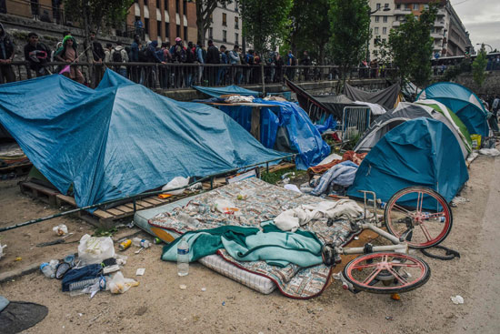 بقايا أمتعة مهاجرين غير شرعيين فى باريس