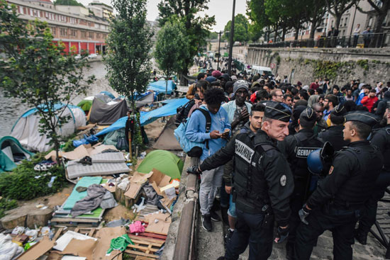 إخلاء مئات المهاجرين غير الشرعيين من مخيم فى باريس