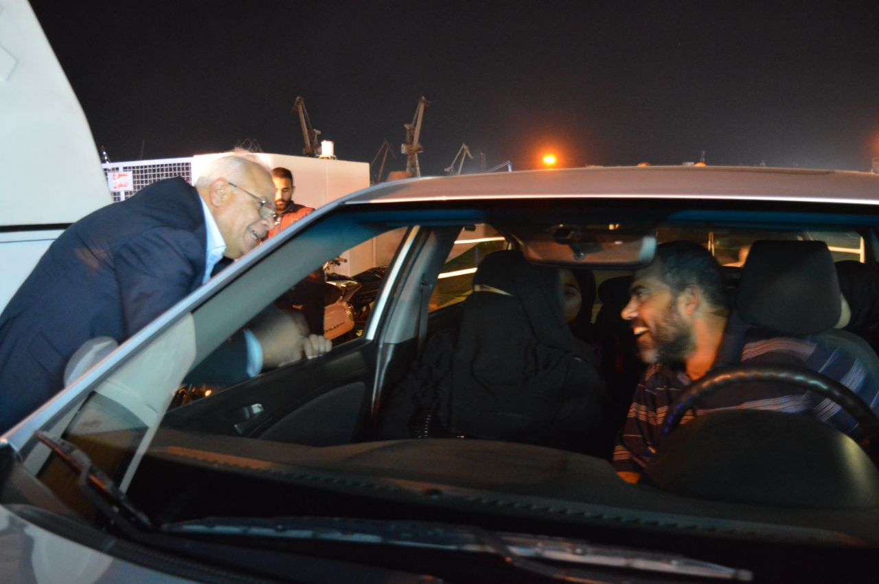 محافظ بورسعيد يلتقى مواطنين أثناء استقلالهم المعدية (2)
