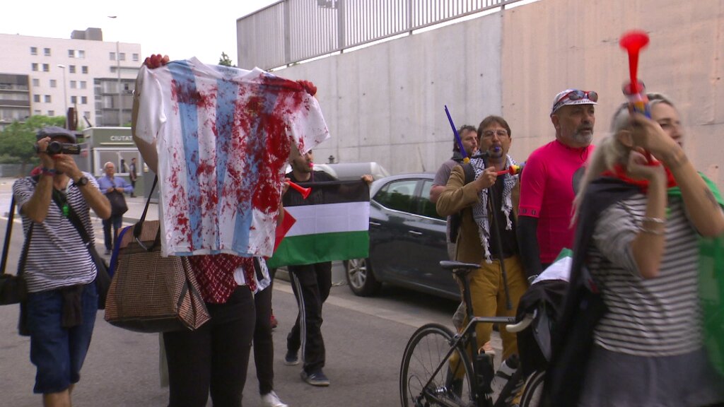 عدد من النشطاء الفلسطينيين خارج المدينة الرياضية لنادى برشلونة