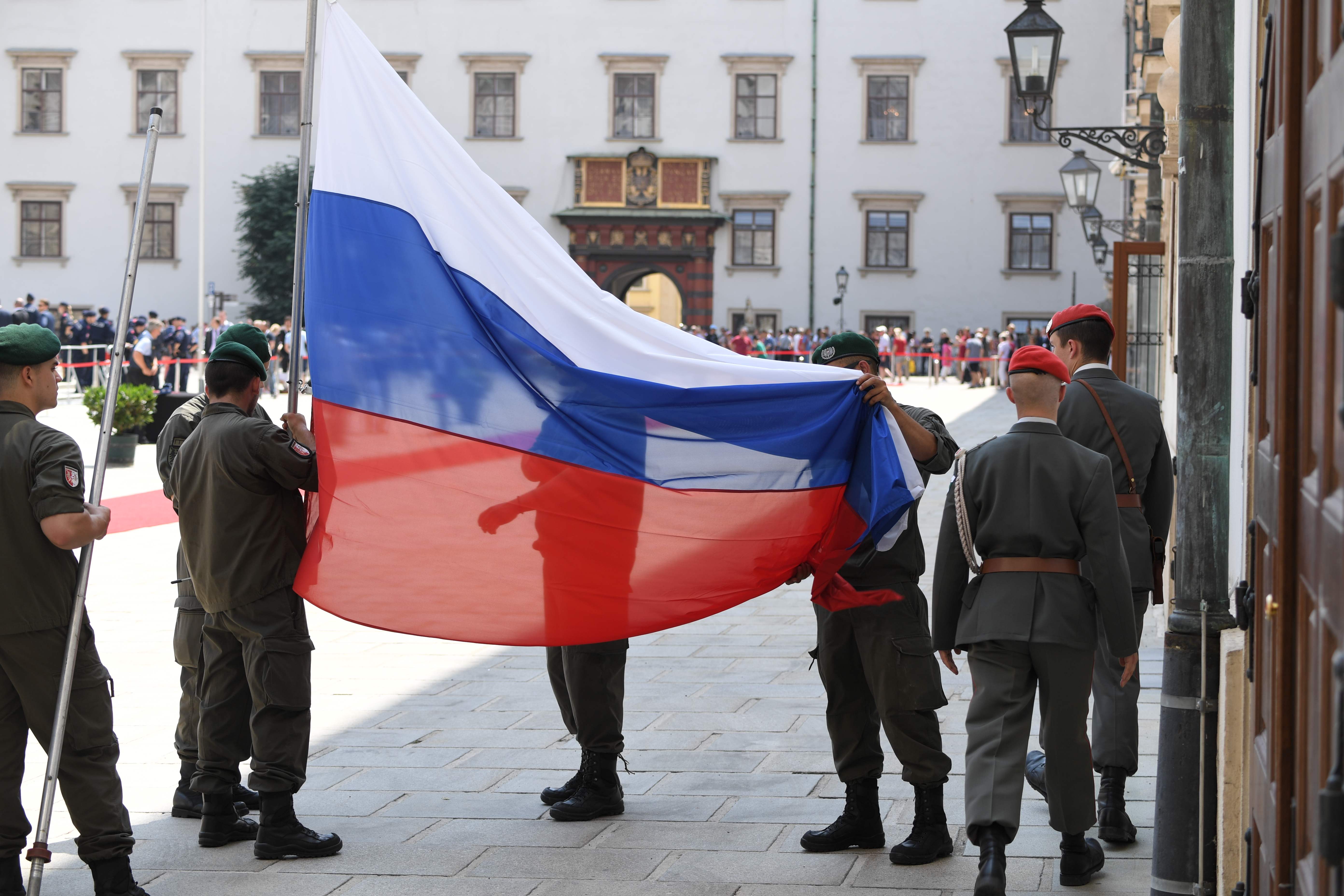  رفع العلم الروسى 