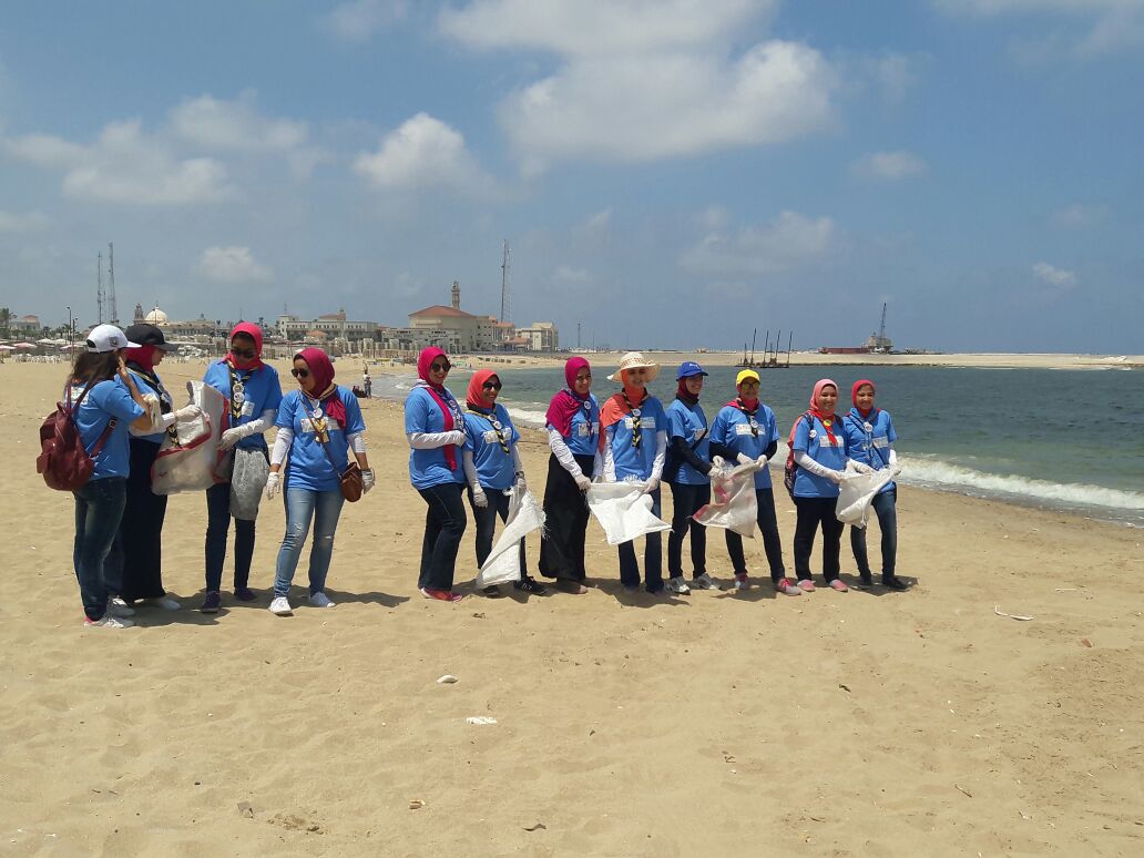 بدء حملة شباب بيحب مصر لنظافة شاطئ الانفوشى بالإسكندرية (18)
