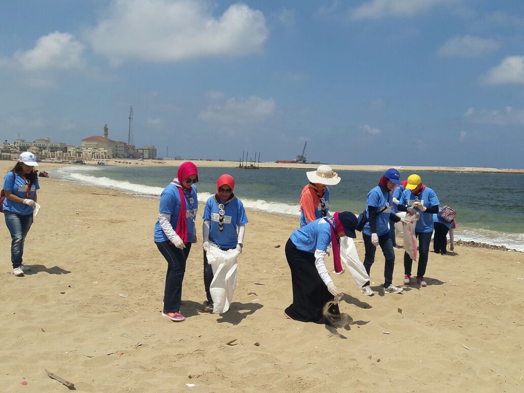 بدء حملة شباب بيحب مصر لنظافة شاطئ الانفوشى بالإسكندرية (7)