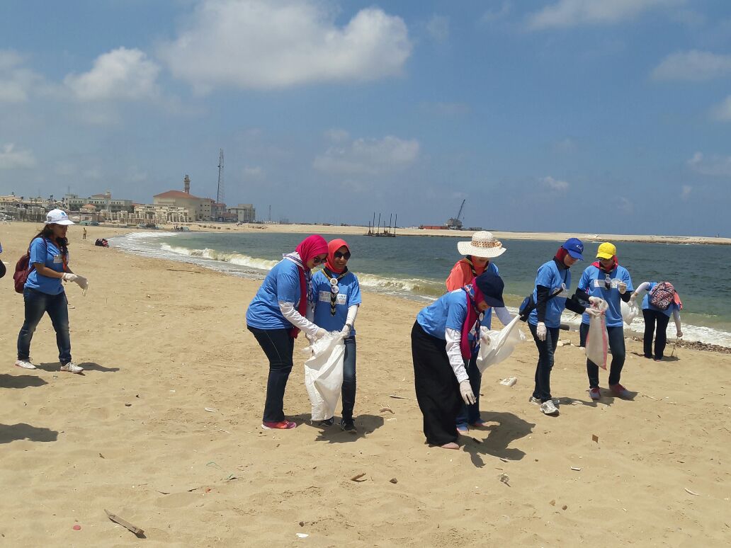 بدء حملة شباب بيحب مصر لنظافة شاطئ الانفوشى بالإسكندرية (3)