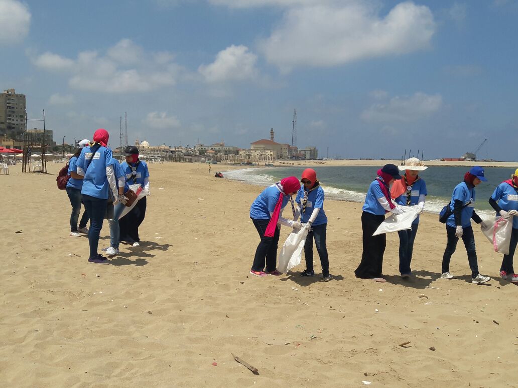 بدء حملة شباب بيحب مصر لنظافة شاطئ الانفوشى بالإسكندرية (10)