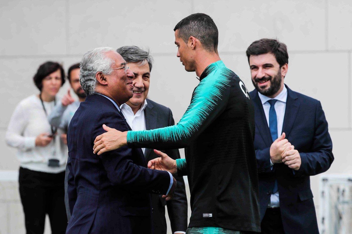 رئيس الوزراء البرتغالى يصافح رونالدو