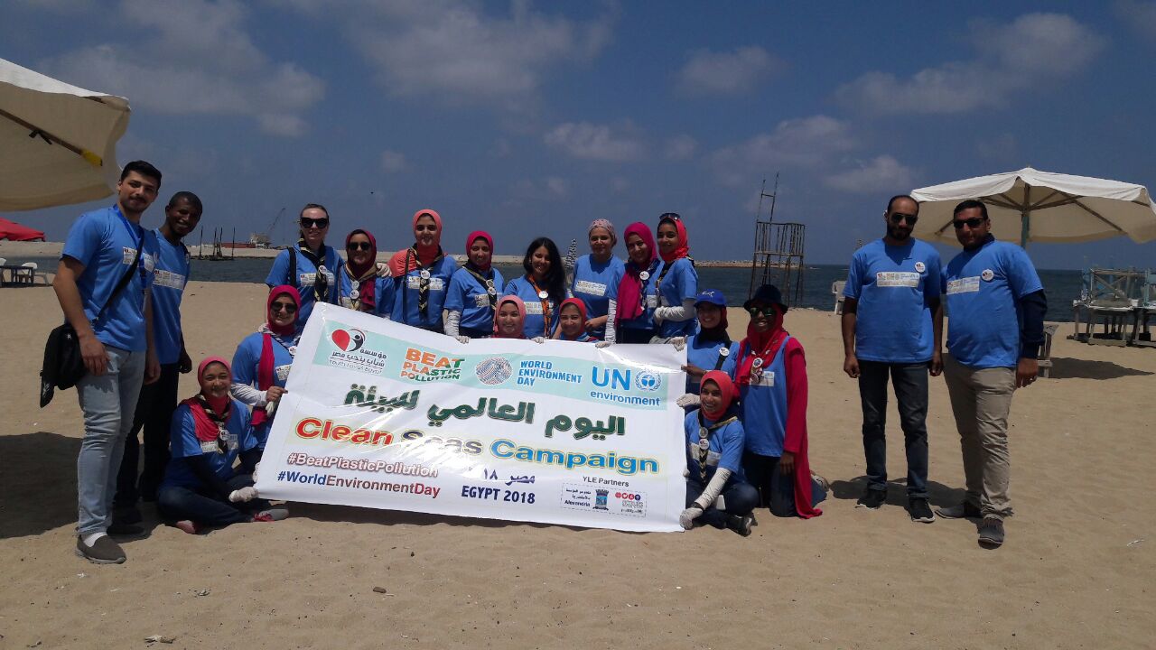 بدء حملة شباب بيحب مصر لنظافة شاطئ الانفوشى بالإسكندرية (5)