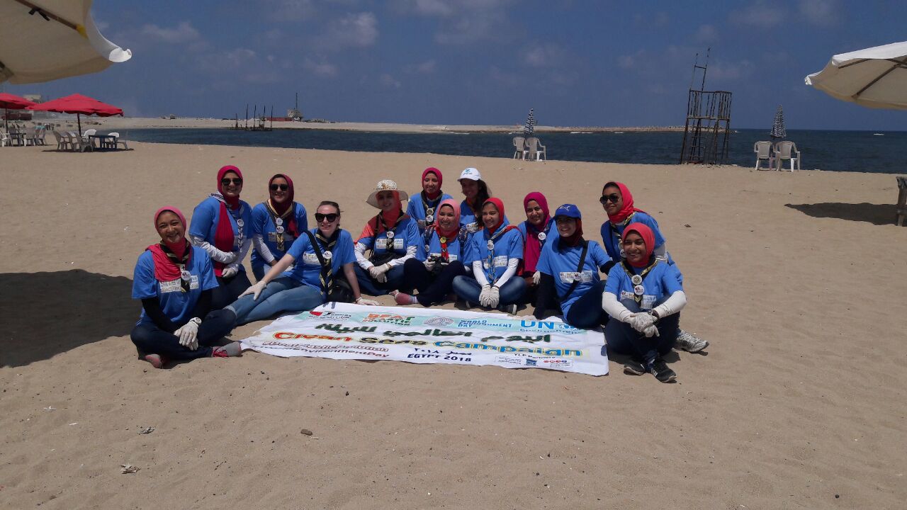 بدء حملة شباب بيحب مصر لنظافة شاطئ الانفوشى بالإسكندرية (20)