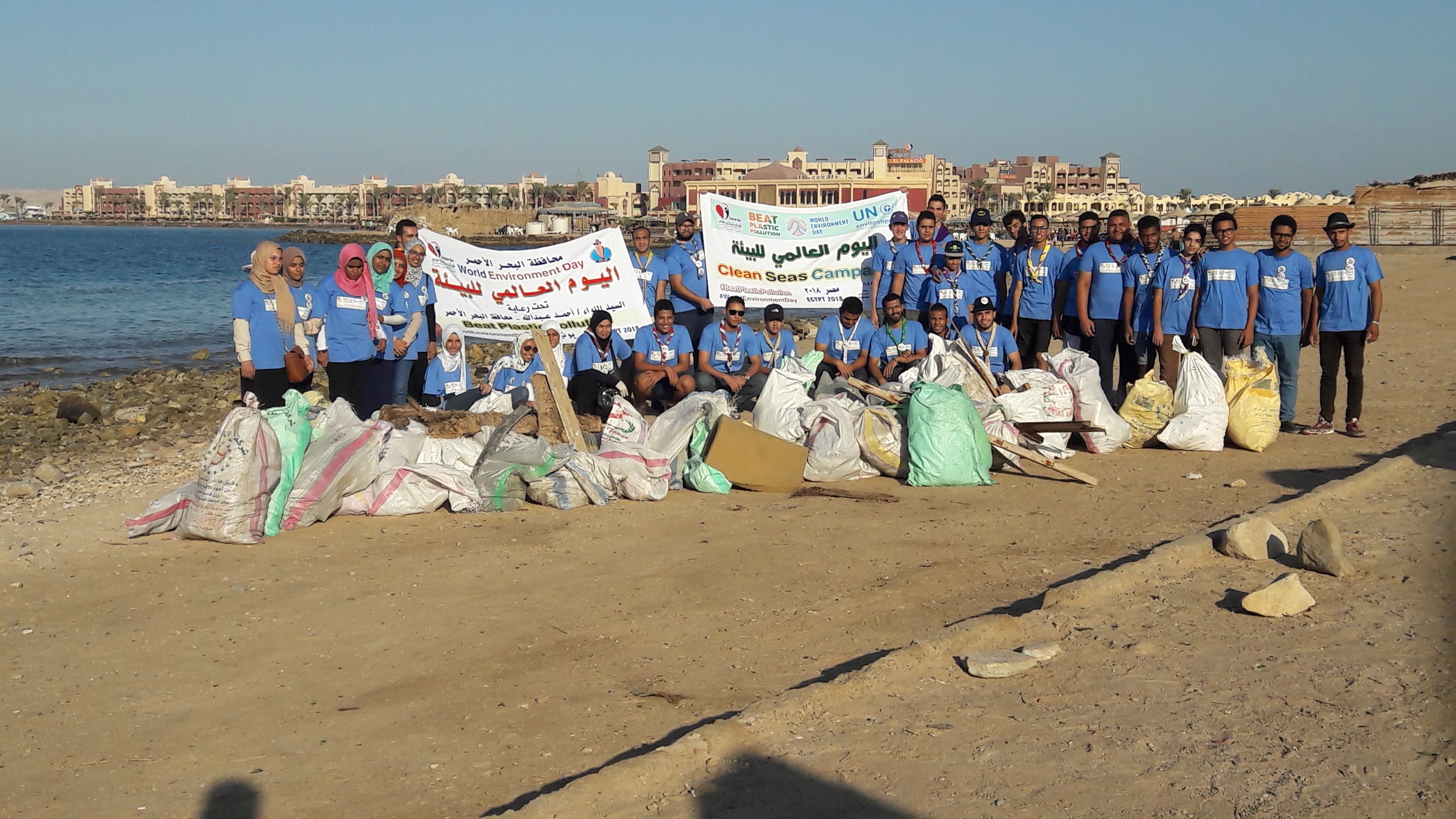 المشاركين فى مبادرة شباب بتحب مصر خلال النظافة  (1)