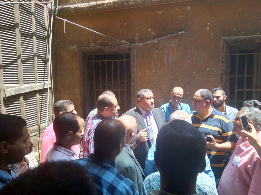 نائب محافظ القاهرة يتفقد سبيل أم محمد على الأثرى بعد حريقه (2)