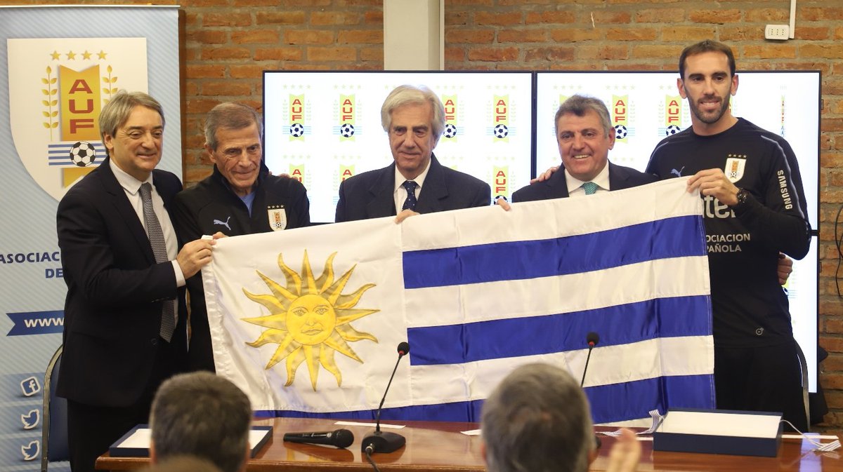 تاباري فازكيز رئيس أوروجواى خلال زيارته لمعسكر منتخب بلاده