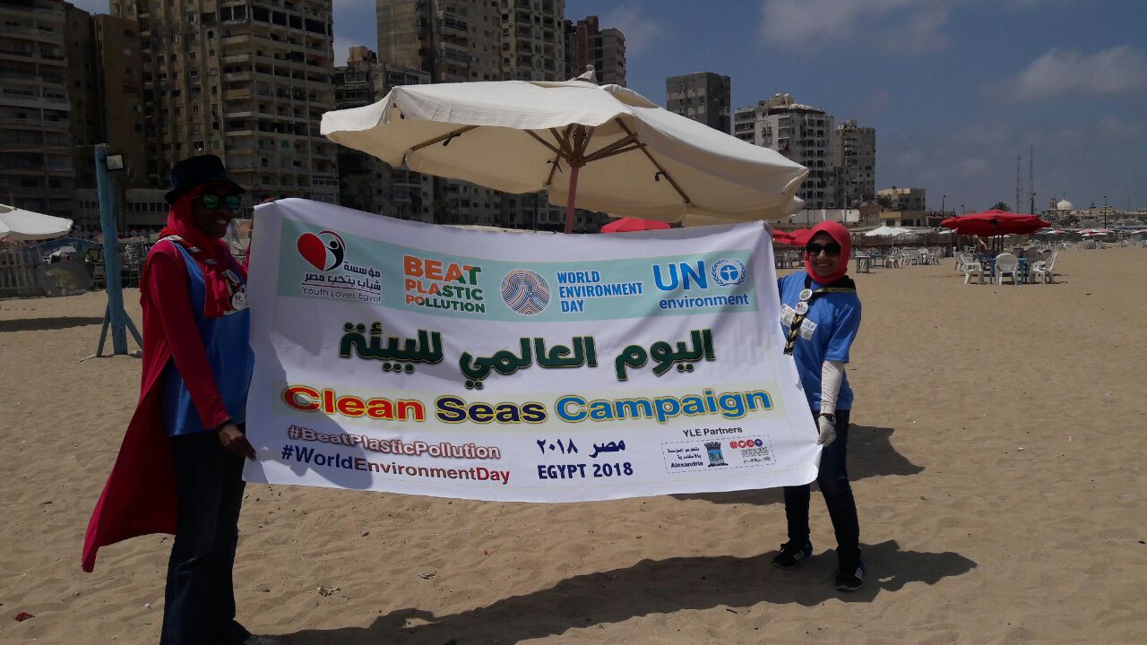 بدء حملة شباب بيحب مصر لنظافة شاطئ الانفوشى بالإسكندرية (4)