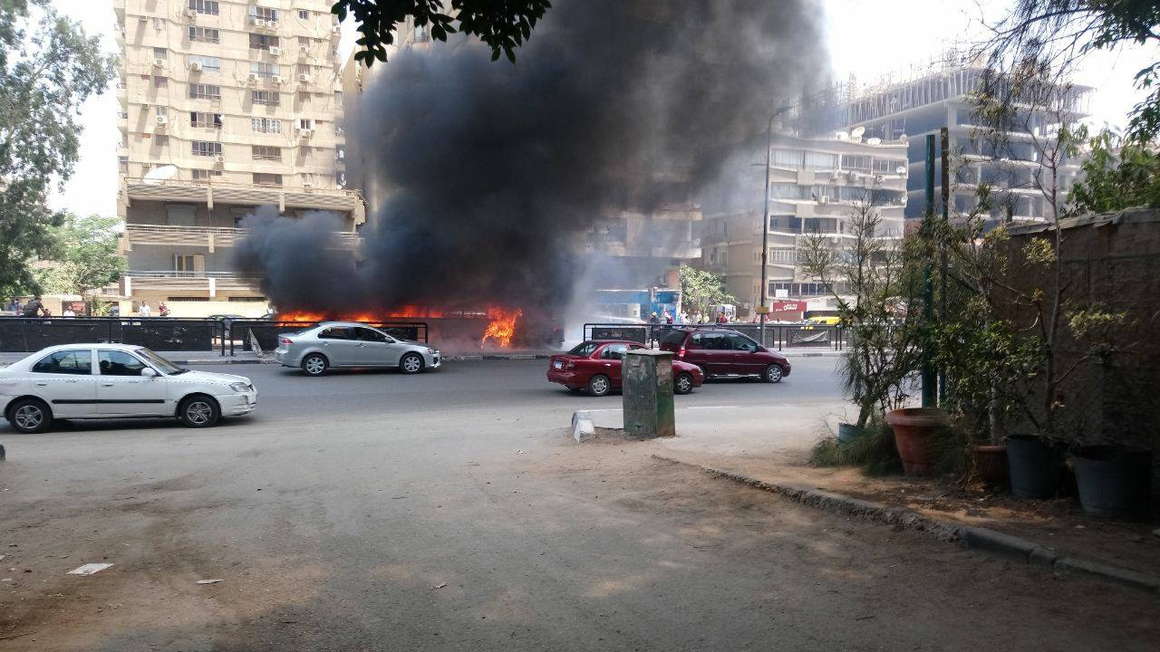 اندلاع حريق فى اتوبيس بشارع مصطفى النحاس