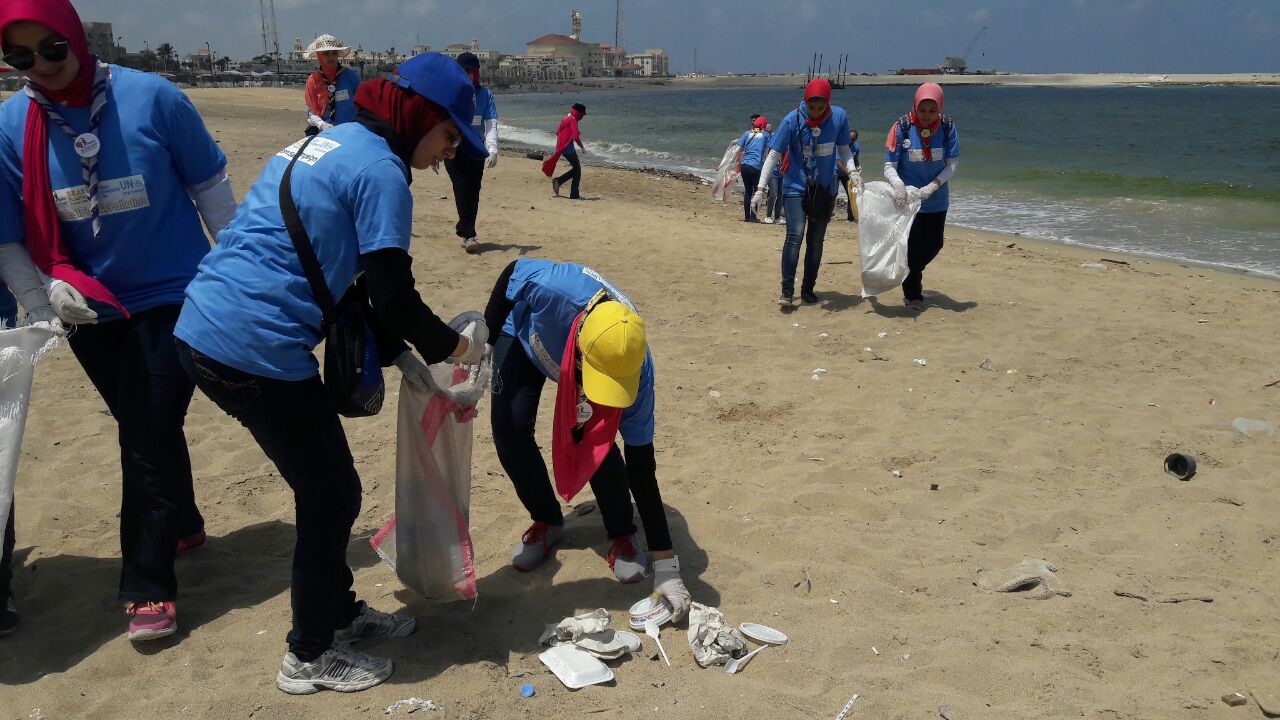 بدء حملة شباب بيحب مصر لنظافة شاطئ الانفوشى بالإسكندرية (2)