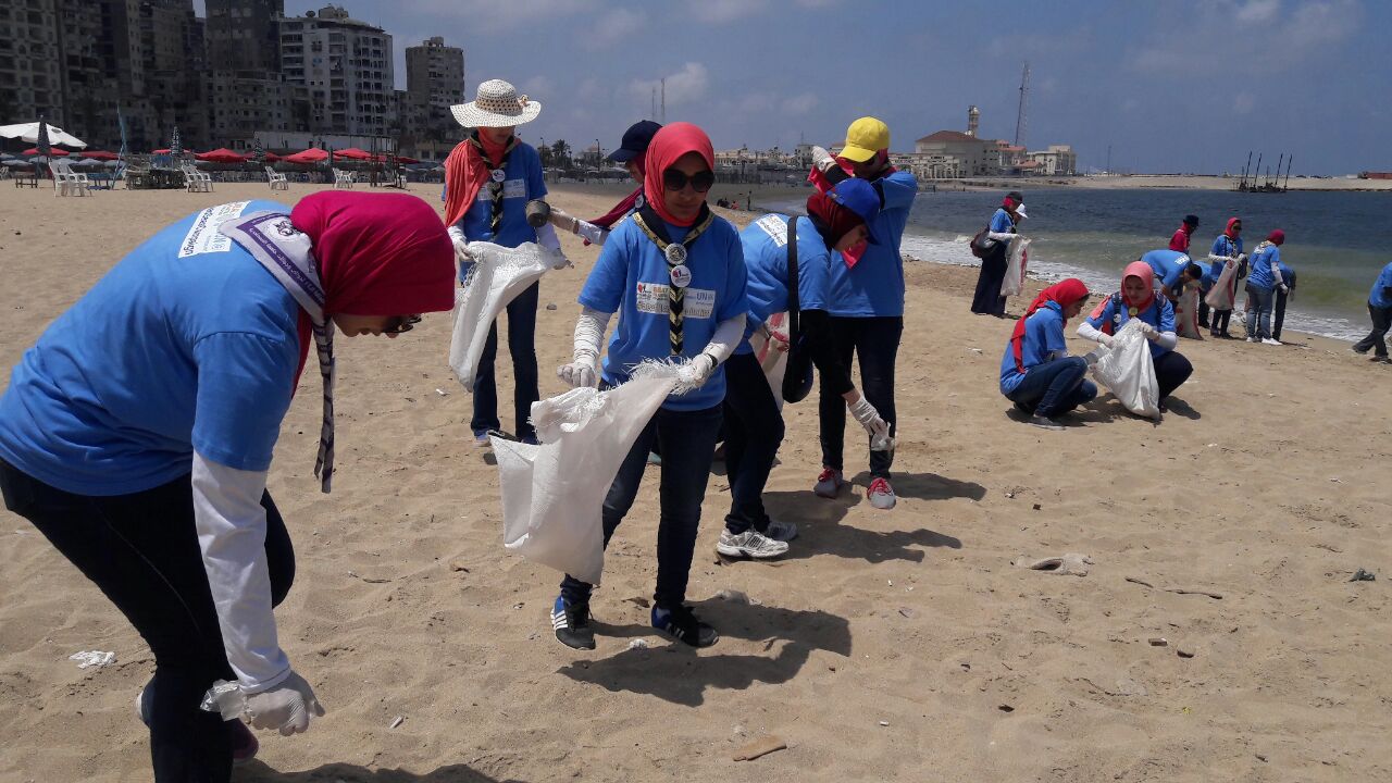 بدء حملة شباب بيحب مصر لنظافة شاطئ الانفوشى بالإسكندرية (9)