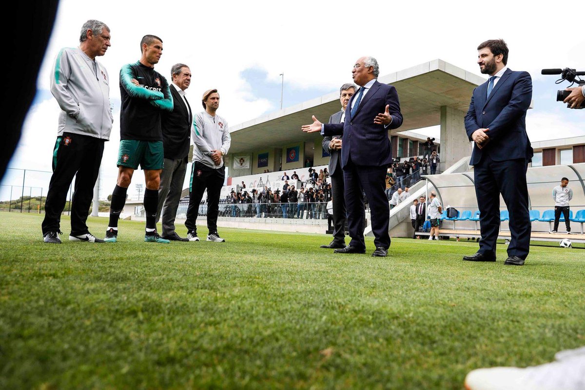 رئيس الوزراء البرتغالى مع اللاعبين