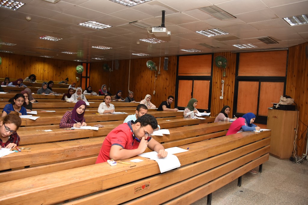 رئيس جامعة القاهرة يتفقد امتحانات الدراسات العليا (1)