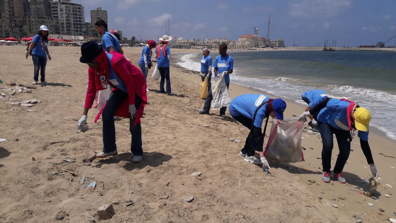 بدء حملة شباب بيحب مصر لنظافة شاطئ الانفوشى بالإسكندرية (1)