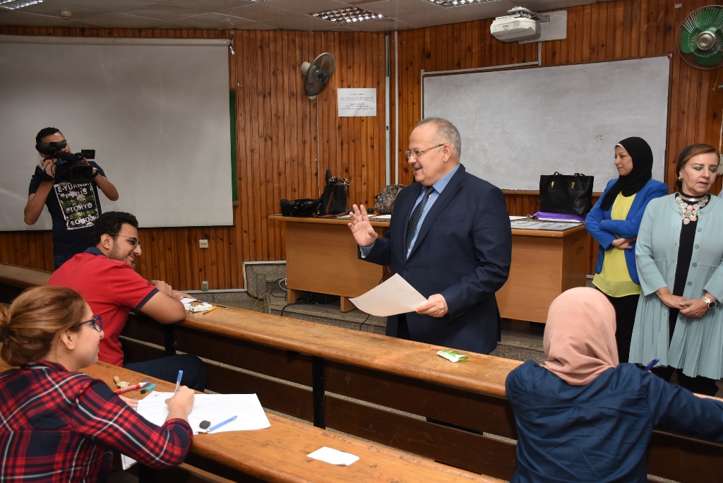 رئيس جامعة القاهرة يتفقد امتحانات الدراسات العليا (2)