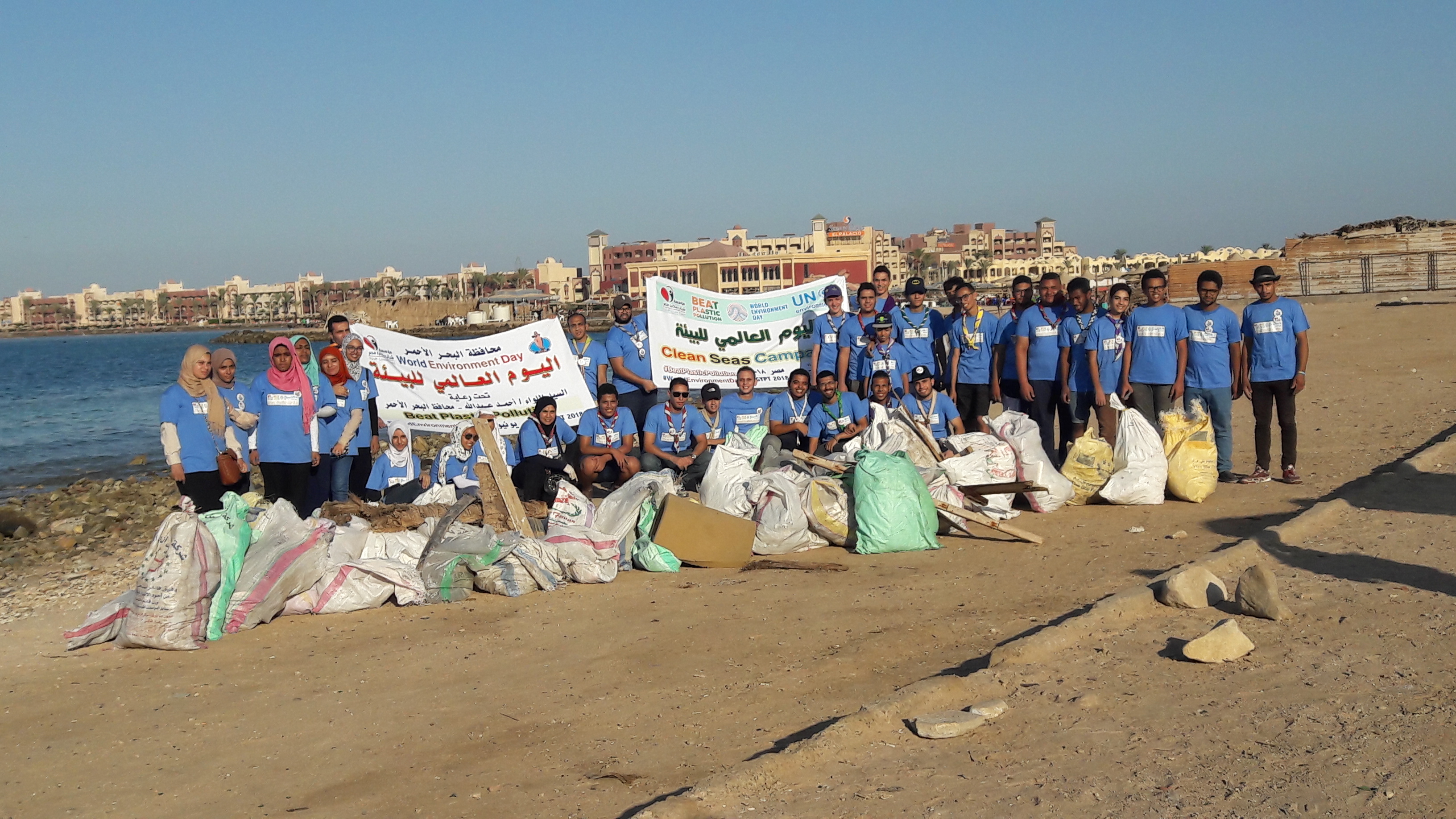 المشاركين فى مبادرة شباب بتحب مصر خلال النظافة  (2)