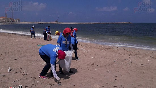 بدء-حملة-شباب-بيحب-مصر-لنظافة-شاطئ-الانفوشى-بالإسكندرية-(13)