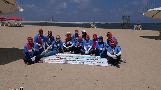 بدء-حملة-شباب-بيحب-مصر-لنظافة-شاطئ-الانفوشى-بالإسكندرية-(20)