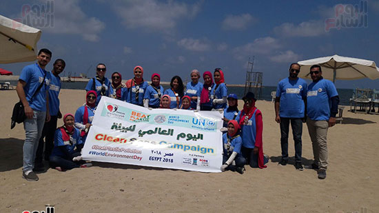 بدء-حملة-شباب-بيحب-مصر-لنظافة-شاطئ-الانفوشى-بالإسكندرية-(11)