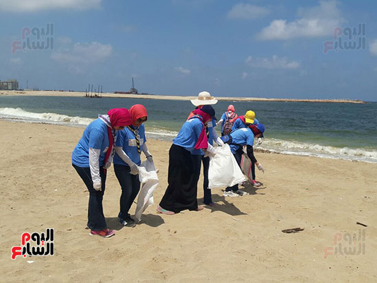 بدء-حملة-شباب-بيحب-مصر-لنظافة-شاطئ-الانفوشى-بالإسكندرية-(16)