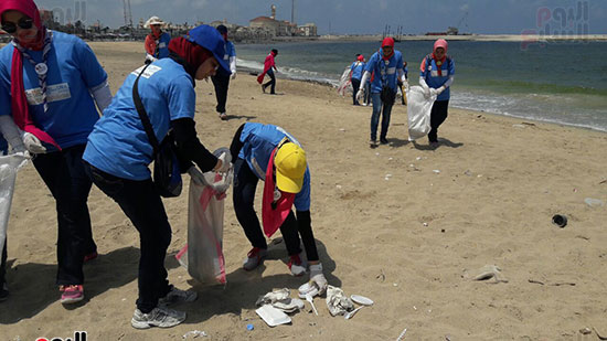 بدء-حملة-شباب-بيحب-مصر-لنظافة-شاطئ-الانفوشى-بالإسكندرية-(2)