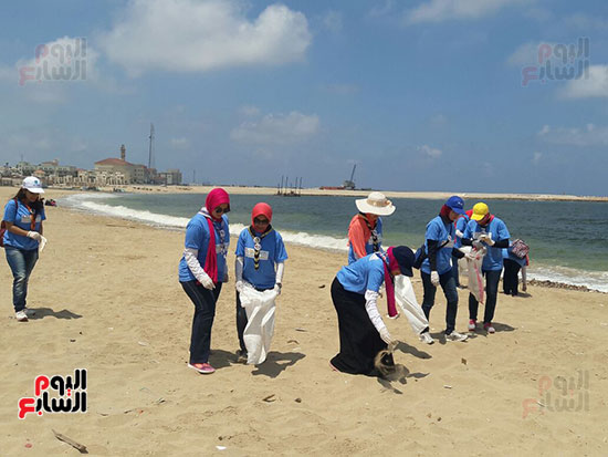 بدء-حملة-شباب-بيحب-مصر-لنظافة-شاطئ-الانفوشى-بالإسكندرية-(7)