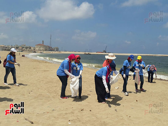 بدء-حملة-شباب-بيحب-مصر-لنظافة-شاطئ-الانفوشى-بالإسكندرية-(3)