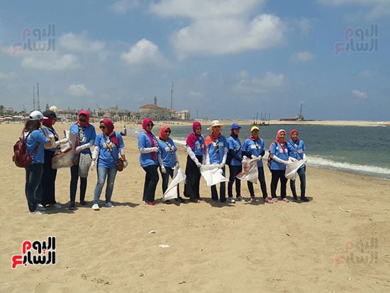 بدء-حملة-شباب-بيحب-مصر-لنظافة-شاطئ-الانفوشى-بالإسكندرية-(18)