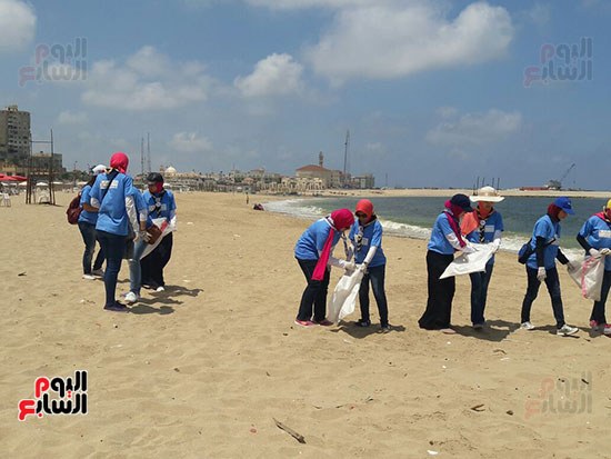 بدء-حملة-شباب-بيحب-مصر-لنظافة-شاطئ-الانفوشى-بالإسكندرية-(10)