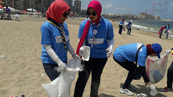 بدء-حملة-شباب-بيحب-مصر-لنظافة-شاطئ-الانفوشى-بالإسكندرية-(14)
