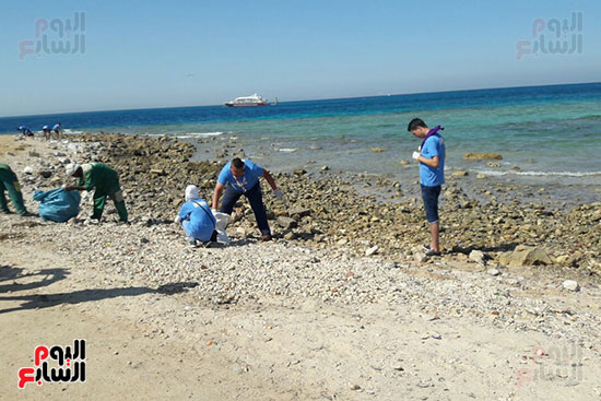 نطلاق مبادرة مؤسسة شباب بتحب بمصر لتنظيف شواطئ الغردقة من المخلفات (4)