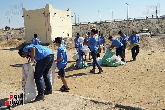 نطلاق مبادرة مؤسسة شباب بتحب بمصر لتنظيف شواطئ الغردقة من المخلفات (7)