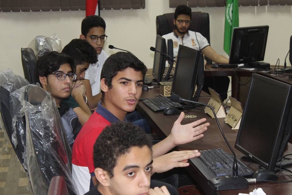 صورة للمحلس التنفيذي اثناء المناقشة صورة للمحلس التنفيذي اثناء المناقشة