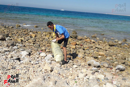 نطلاق مبادرة مؤسسة شباب بتحب بمصر لتنظيف شواطئ الغردقة من المخلفات (5)