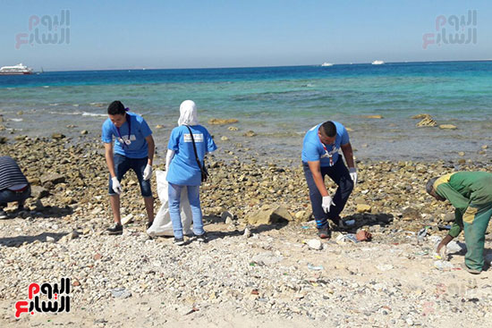نطلاق مبادرة مؤسسة شباب بتحب بمصر لتنظيف شواطئ الغردقة من المخلفات (2)