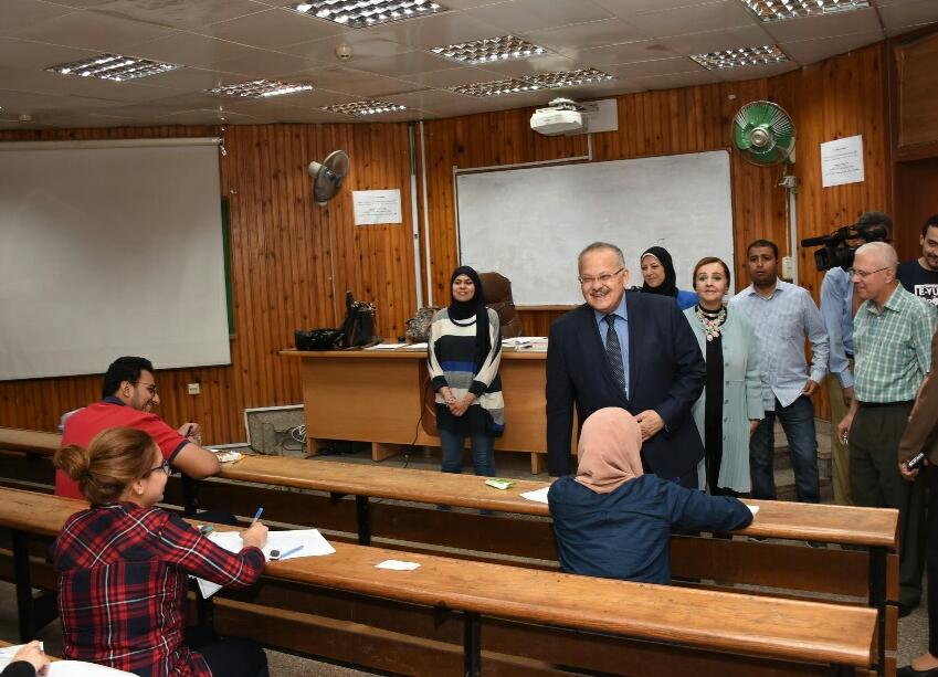 رئيس جامعة القاهرة يتفقد امتحانات الدراسات العليا (4)