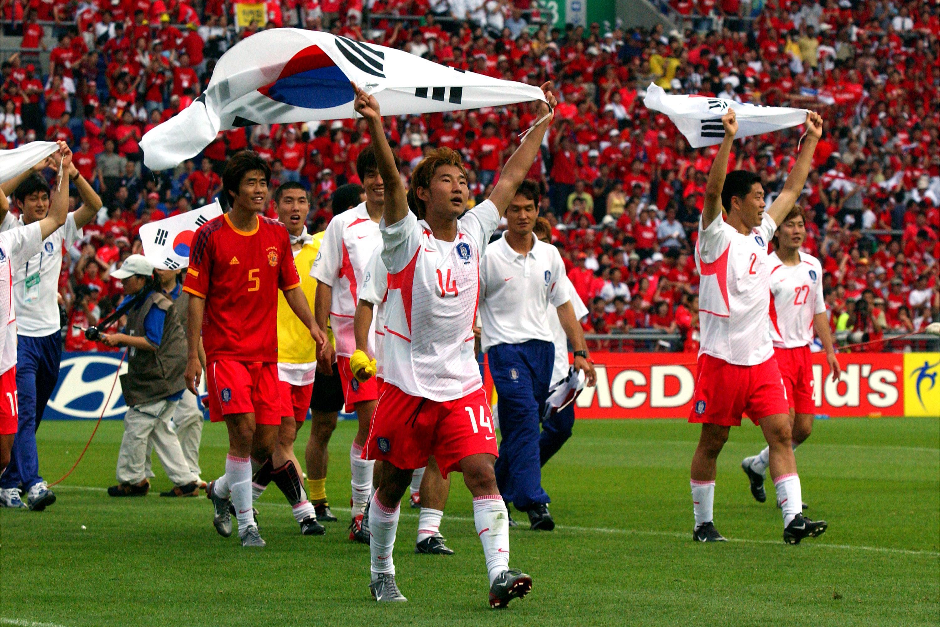 المنتخب الكوري يحتفلون بالتأهل مع الجماهير