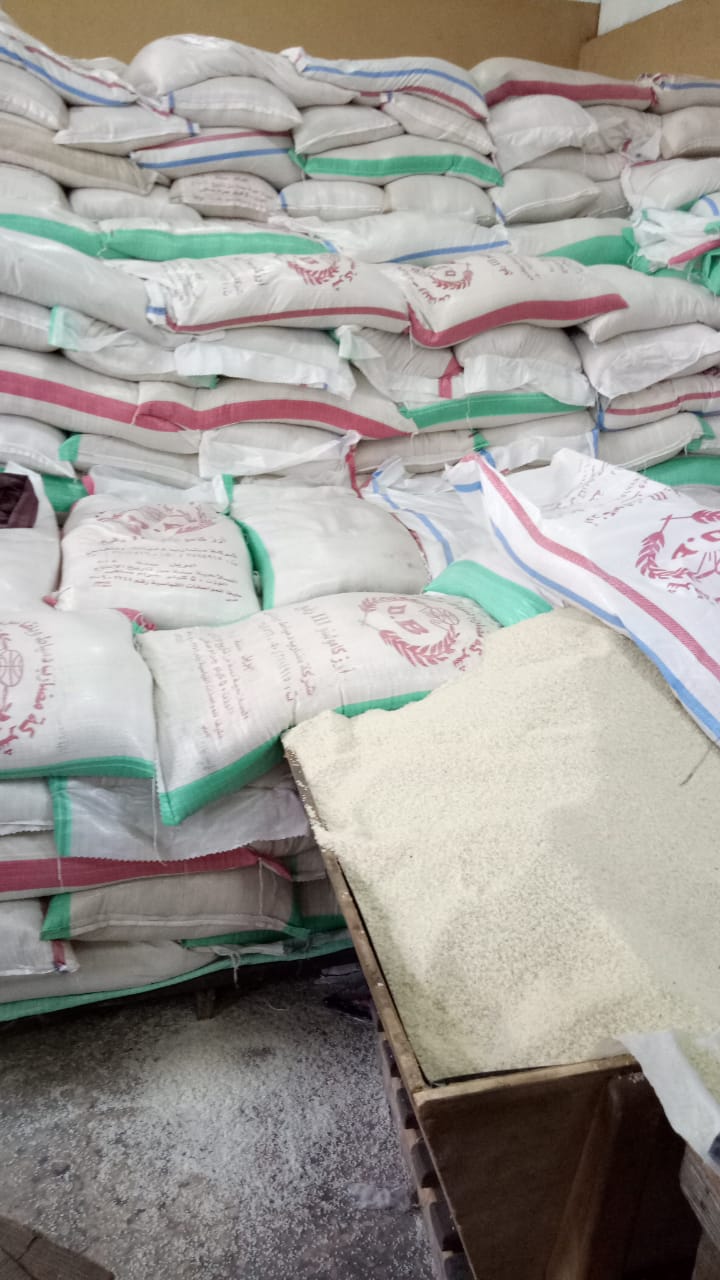 ضبط 18 طن أرز مجهول المصدر داخل مركز تعبئة مواد غذائية  (3)
