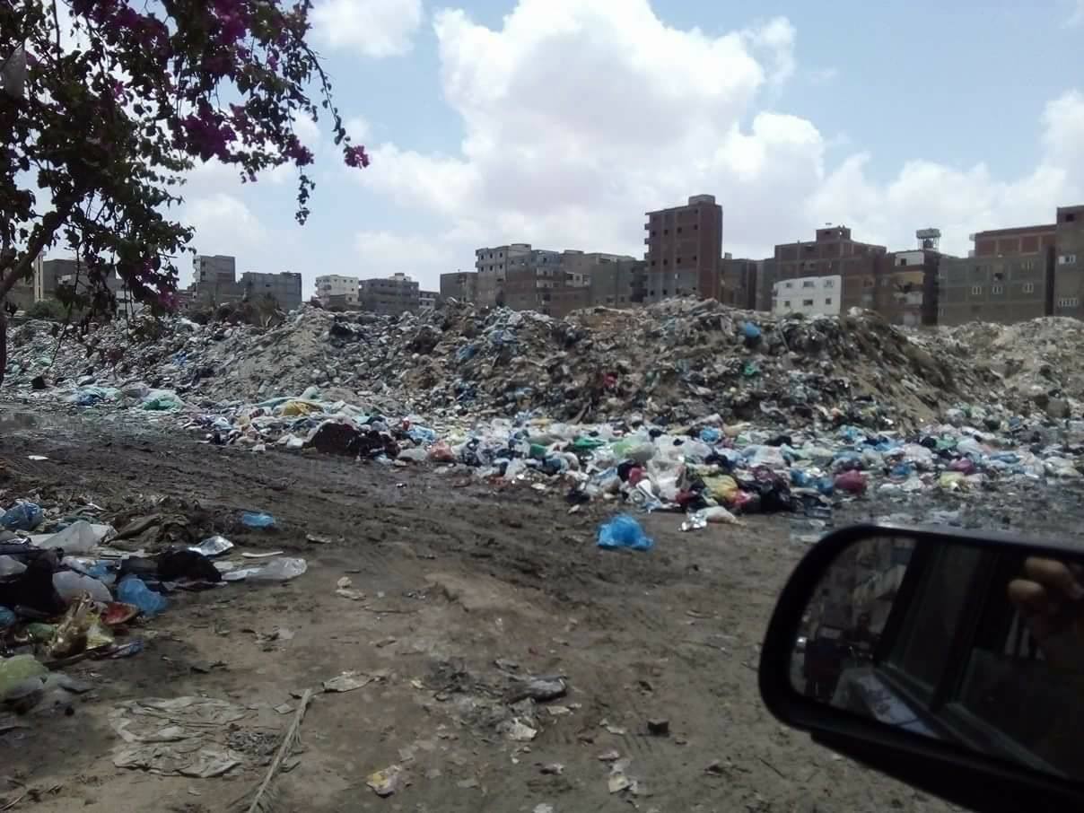 أكوام القمامة بالمنطقة