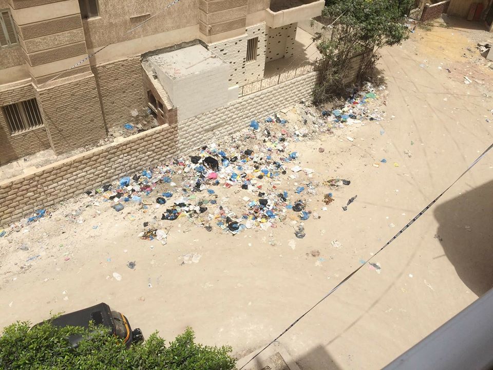 جانب من القمامة بالشارع