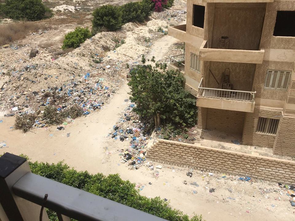 انتشار القمامة بالشارع