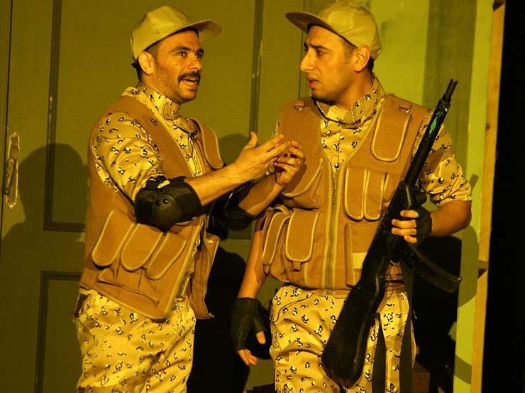 كريم الحسيني بطل مسرحية أمر تكليف في أحد المشاهد بالمسرحية