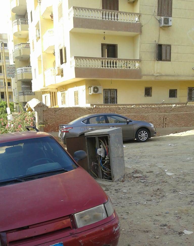 ركن السيارات بجوار كابينة الكهرباء