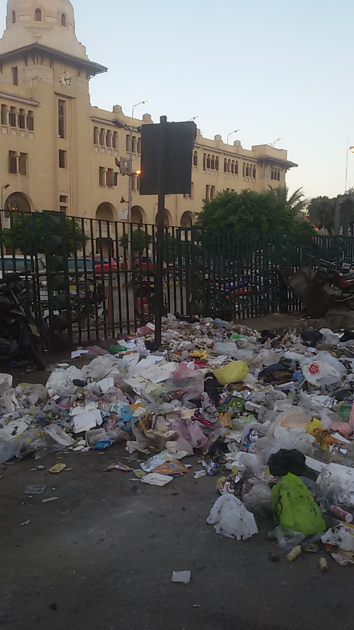 القمامة تحاصر محطة طنطا (1)