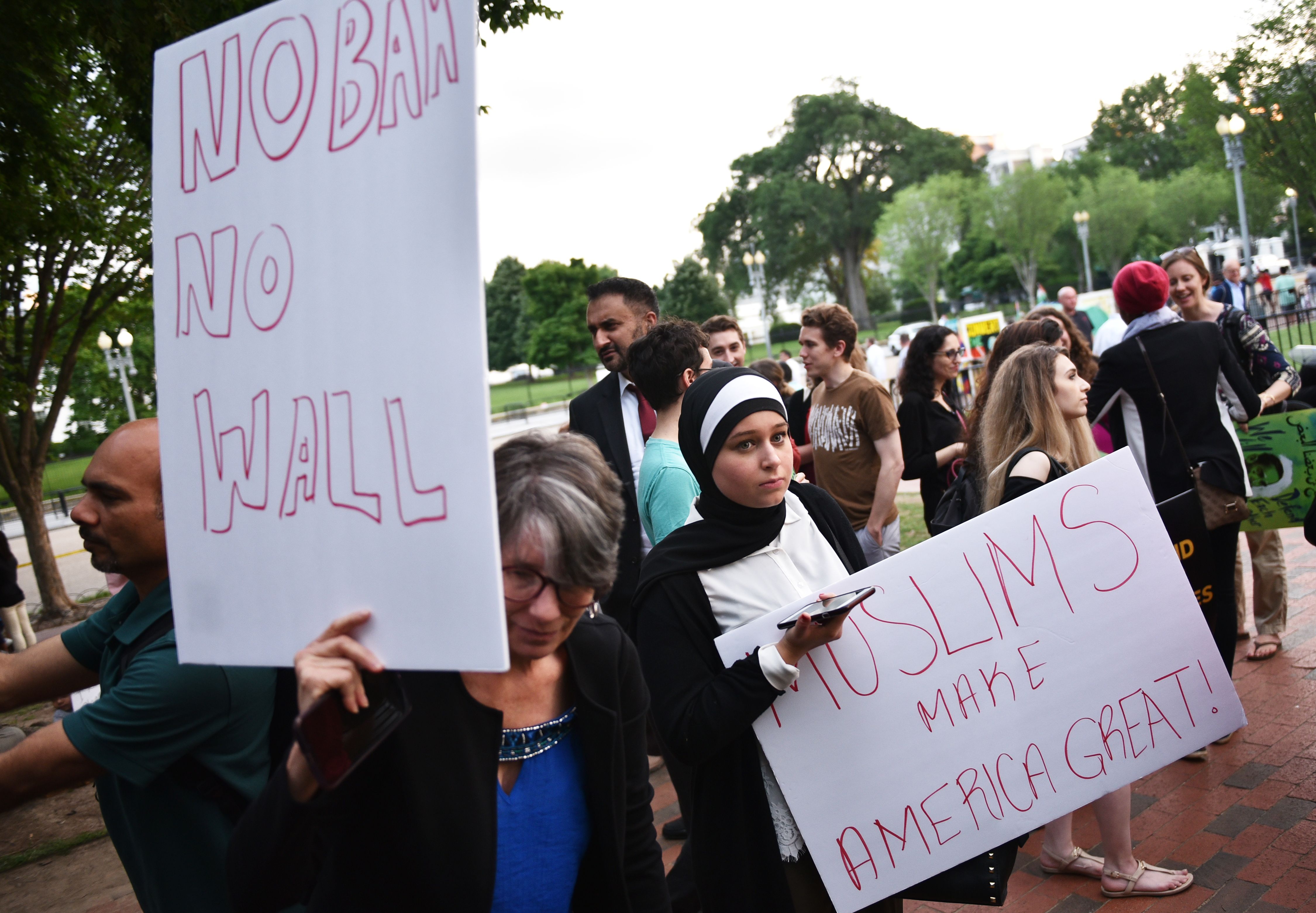 لافتات المسلمون بمحيط البيت الأبيض