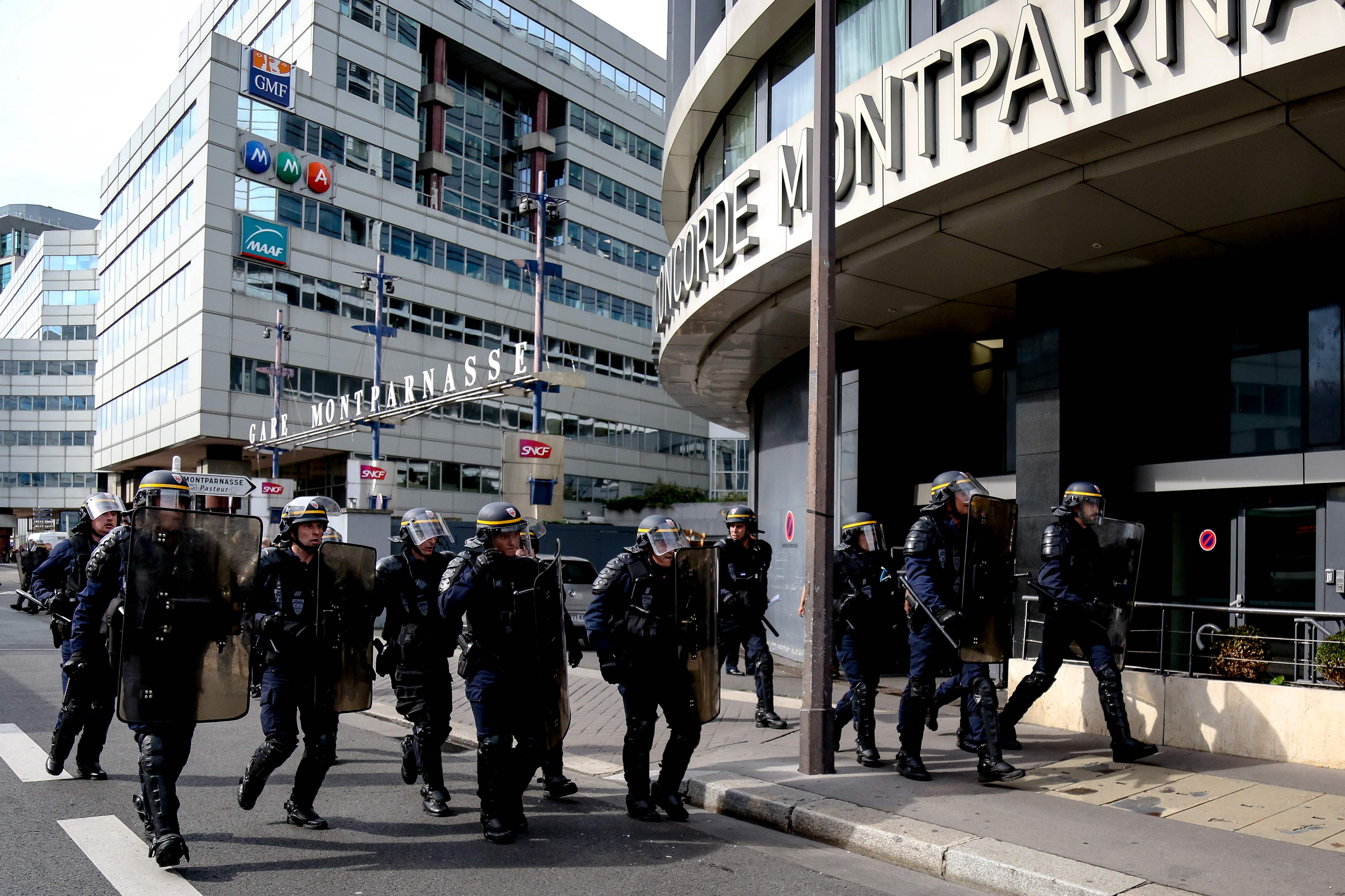 شرطة مكافحة الشغب تنتشر في باريس